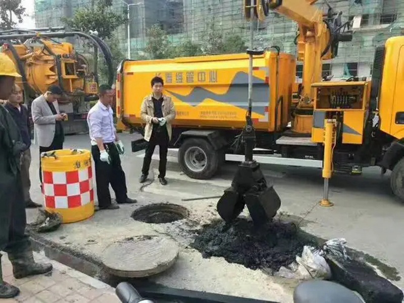 鲁山街道：网格员化身“清道夫”，为民解忧疏通“堵心”化粪池