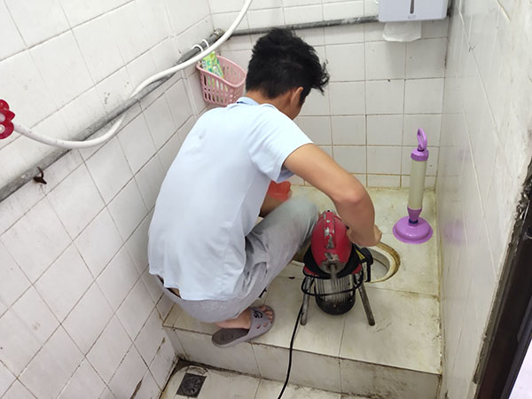 鲁山肥皂掉到马桶里把马桶堵住了怎么办？马桶堵住了怎么办