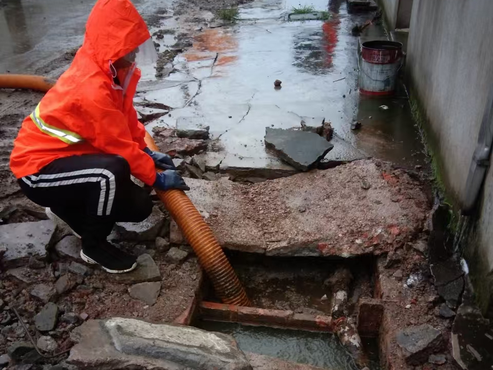 鲁山专业清理污水池 炜誉市政以规范流程守护城市 “肠道”