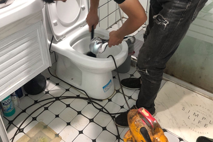 鲁山马桶堵塞自己疏通还是找师傅?专业上门服务让你省时更省心