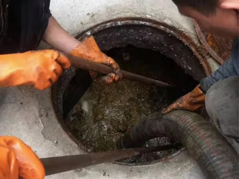 鲁山清理化粪池时如何避免沼气的危害?